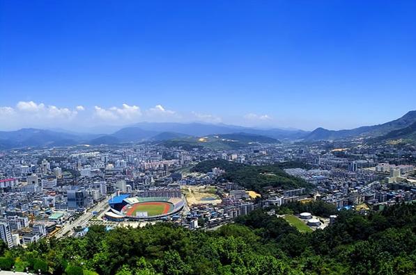 龍巖經(jīng)濟(jì)技術(shù)開發(fā)區(qū):打好產(chǎn)業(yè)轉(zhuǎn)型升級“創(chuàng)新牌”