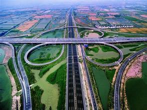 實施新一輪基礎設施投資提高總需求